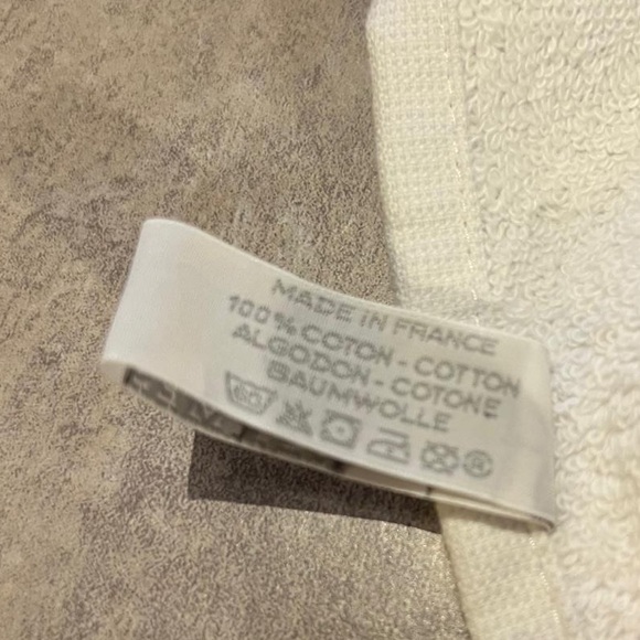 Hermes hand towel NWT box and tissue included - Picture 5 of 6